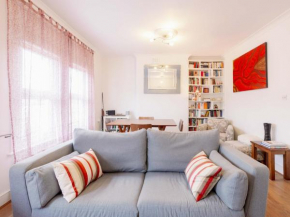 Pass the Keys Spacious Roof Terrace Apartment in Queen's Park